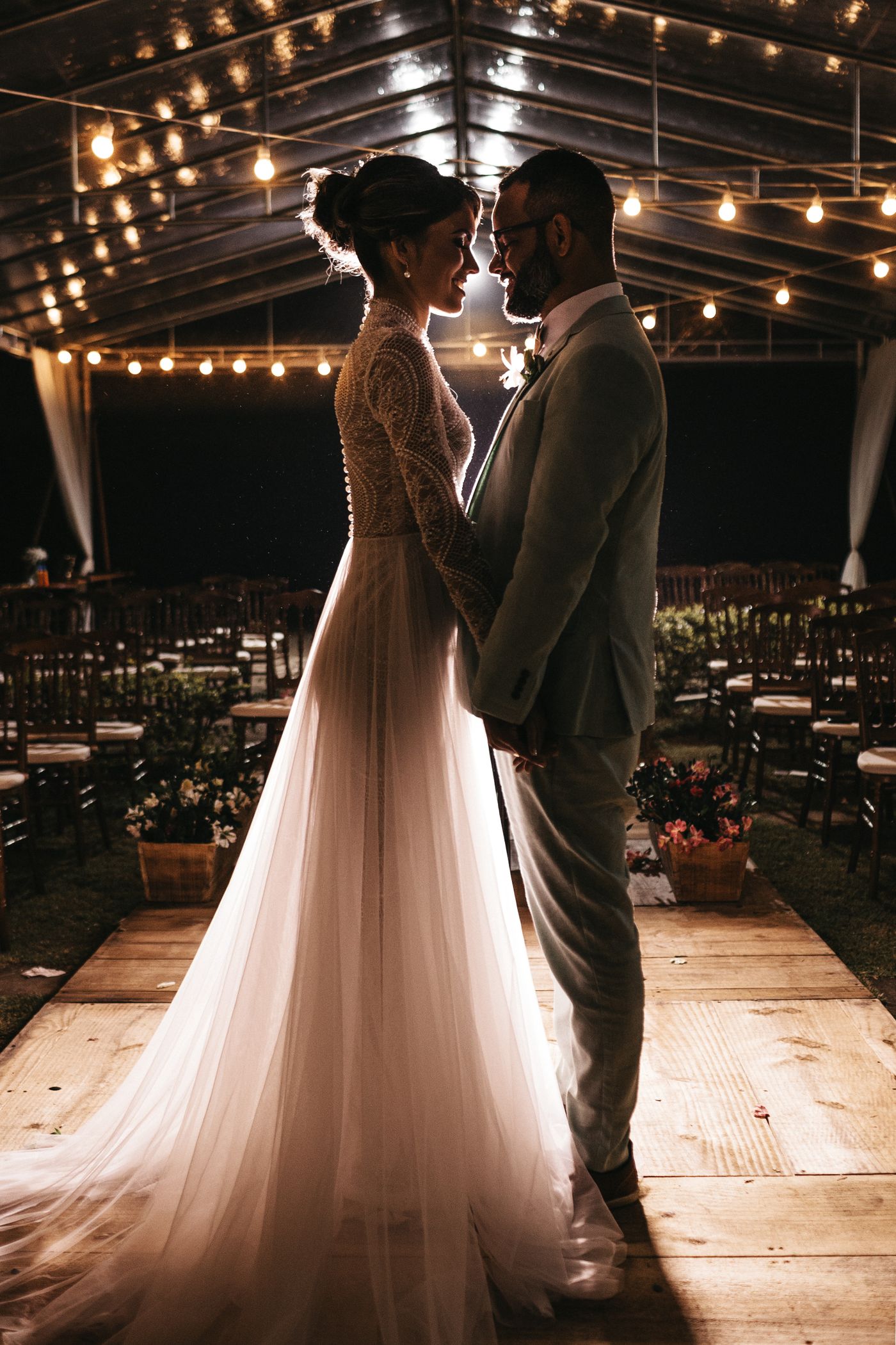 Noivos a dançar sob luzes