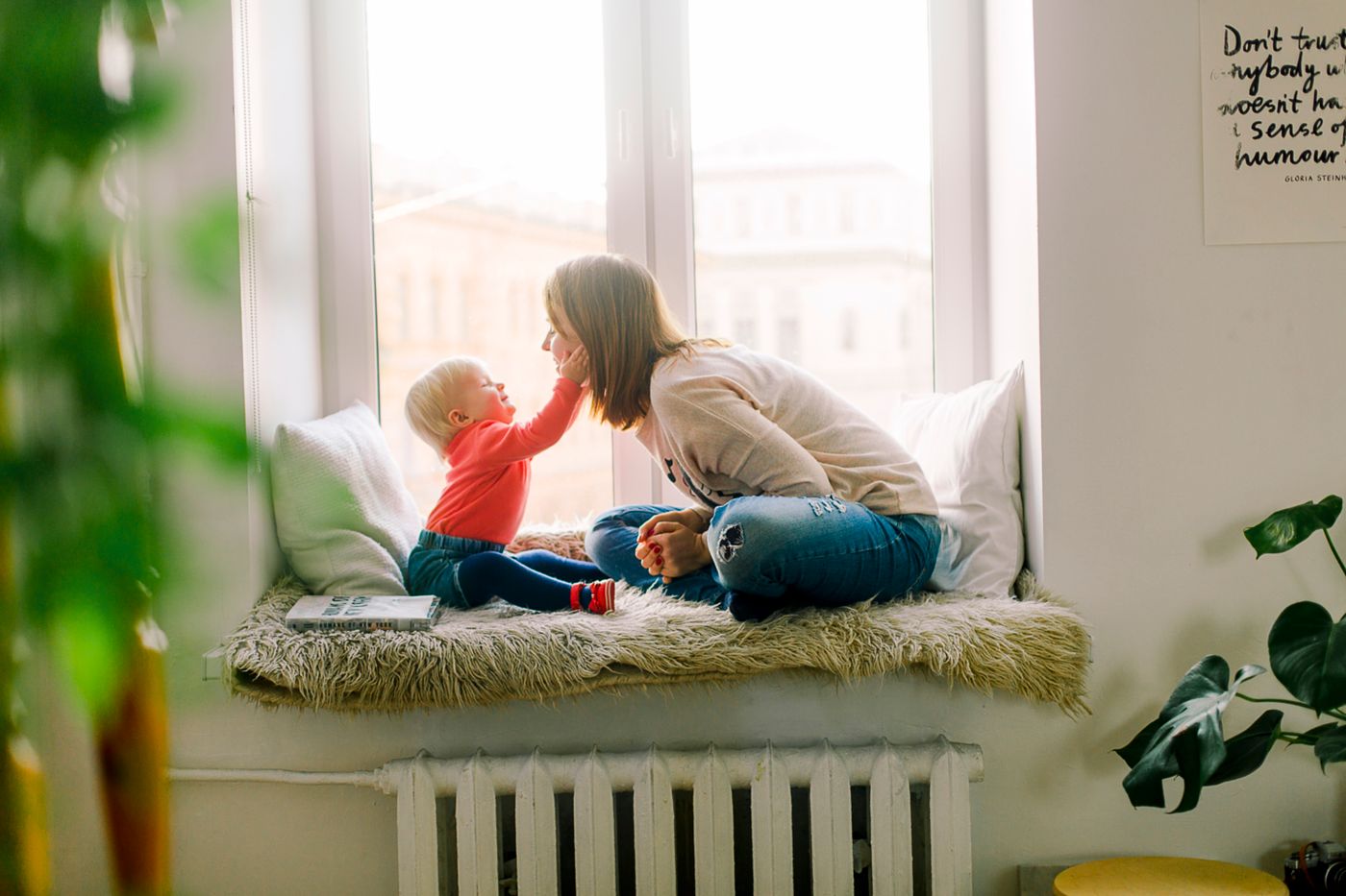 Mãe e filho à janela