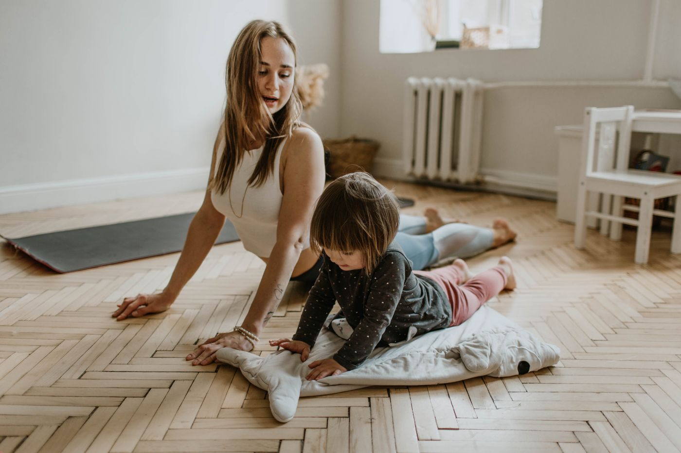Mãe e filho a brincar